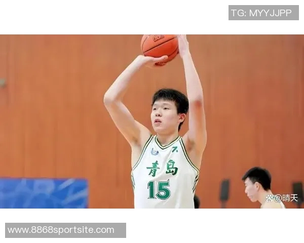 杨瀚森背粉色小书包启程湾区NBA首秀即将开启